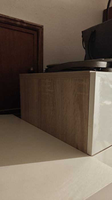 Cómoda de quarto branco e castanho