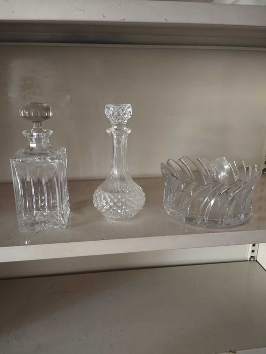 Taça e duas garrafas vidro