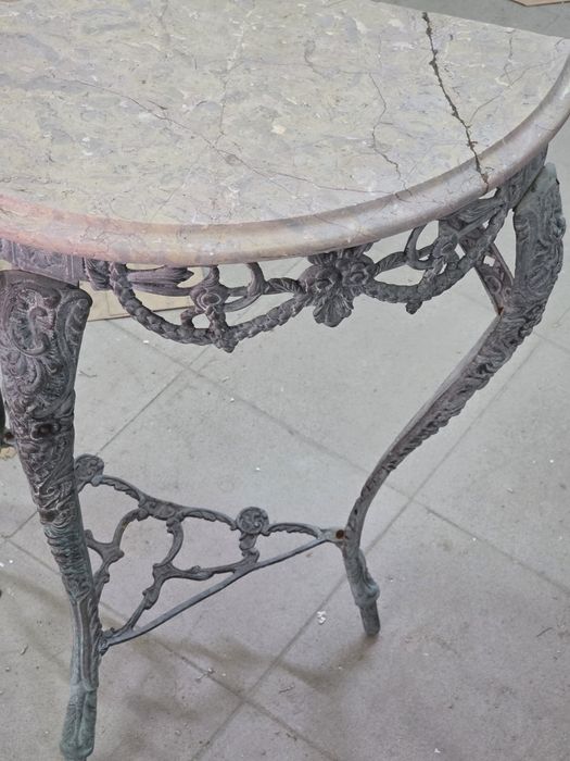 Mesa com tampo em mármore
