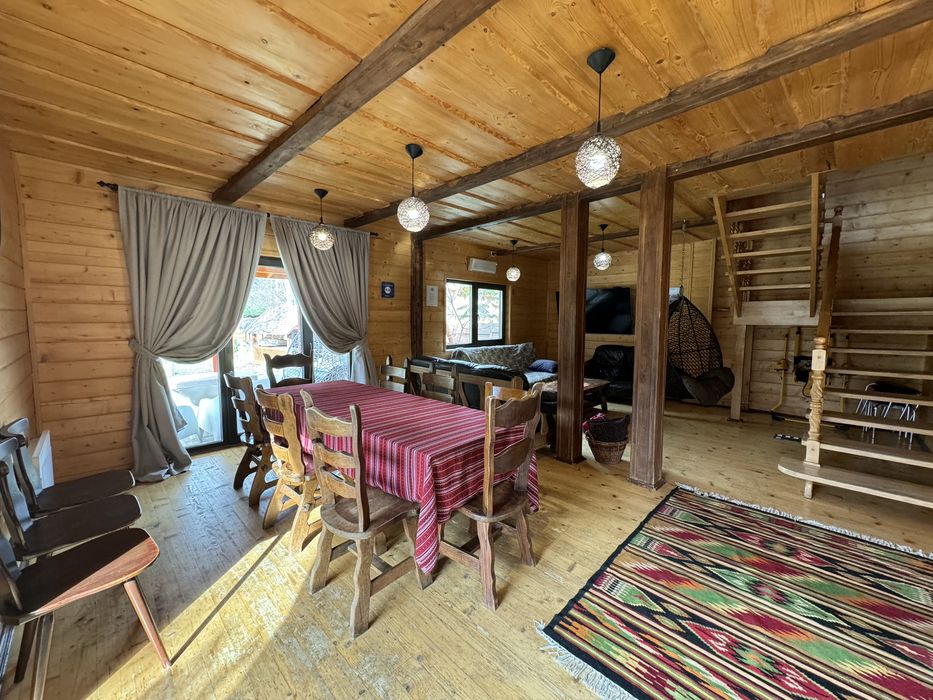 Відпочинок у Карпатах котеджі біля річки та лісу