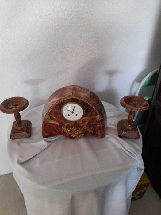 relógio vintage com adornos