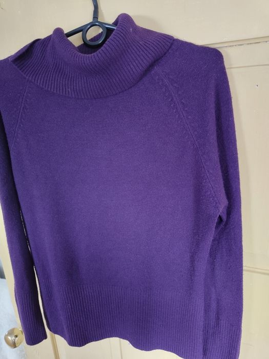 Sprzedam golf z ozdobnymi guzikami.