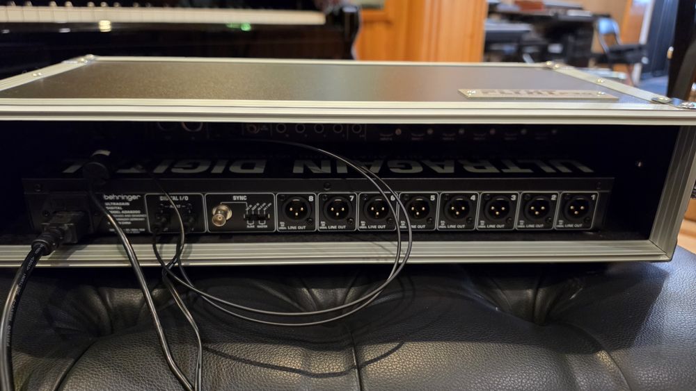 Pack Estúdio 16 Canais: Behringer UMC1820 + ADA8200 + Case Rack + Cabos (Como Novo)