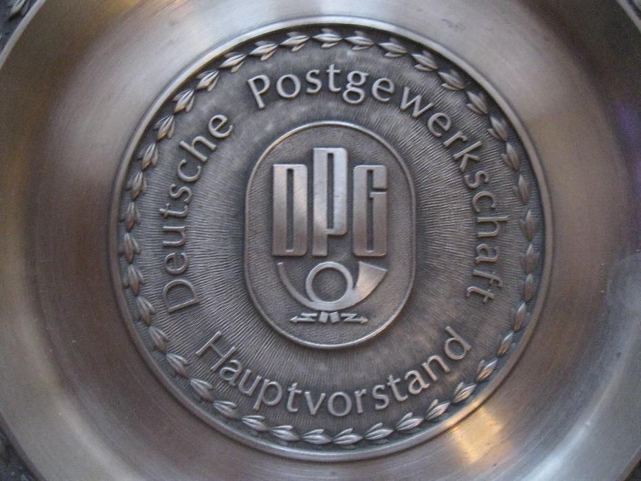 Cynowy talerz obrazujący pracę poczty i łączności w Niemczech.