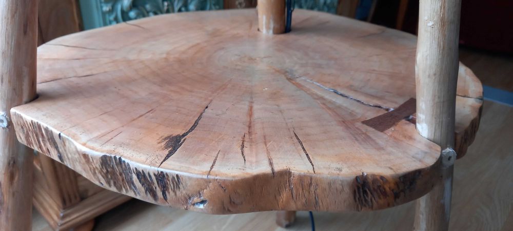Mesa rustica exclusiva com candieiro.