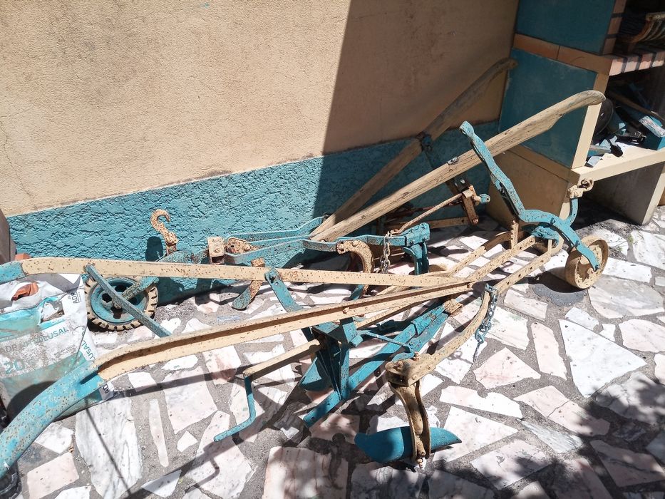 Vendo Um Arado De Madeira E Um Arado De Ferro