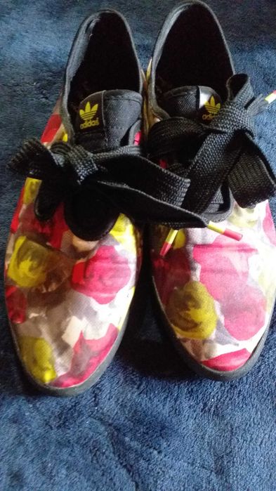 Sapatos/tenis ADIDAS em ótimo estado