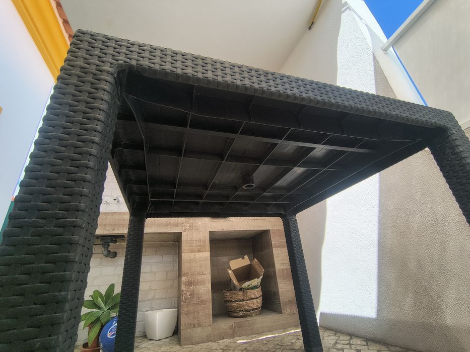 Mesa exterior / Jardim com cadeiras