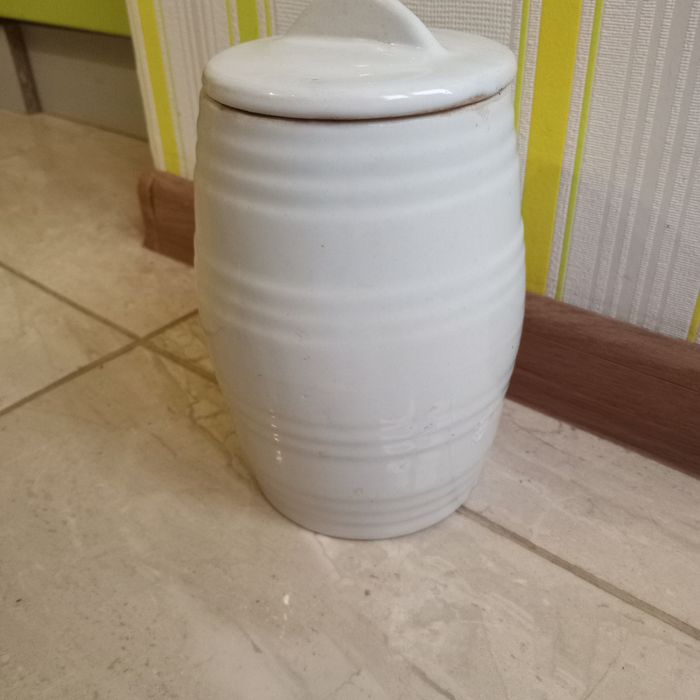 Продам керамический боченок с крышкой, белого цвета