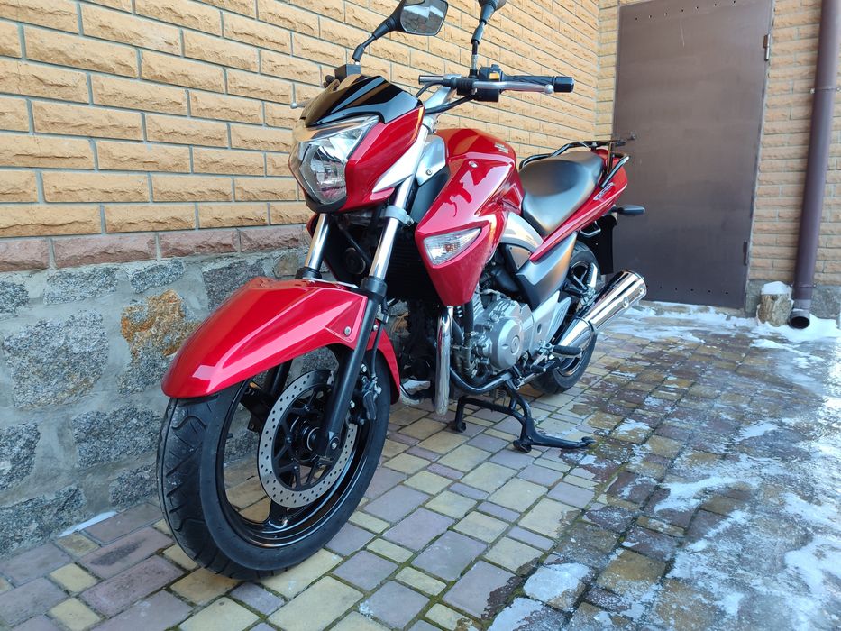 Suzuki GSR250.  2014