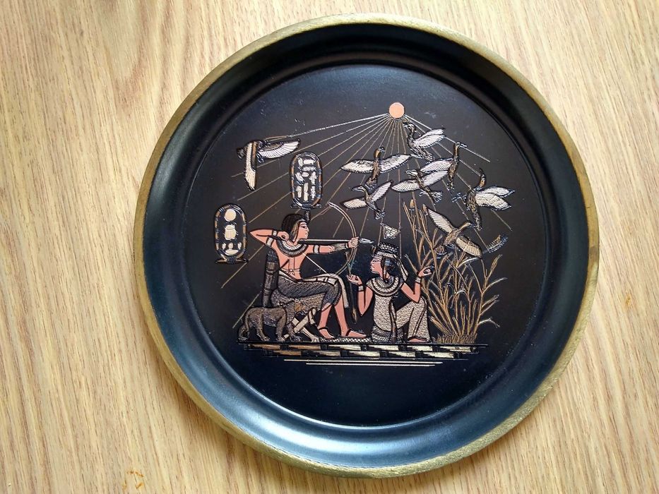 Mosiężny talerz ścienny z motywem egipskim