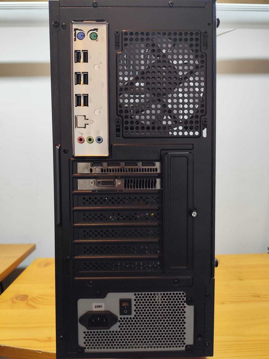 Gamingowy komputer czarny/biały. M.2 NVMe, dysk 2TB RX580 8GB, 64GB RAM, 10 rdzeni+akcesoria