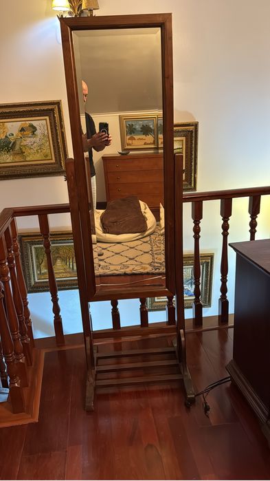 Quarto completo em madeira maciça – Cama + 2 mesas + Cómoda + Espelho
