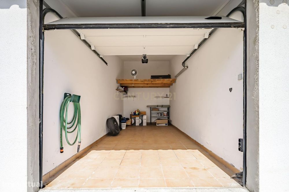 T2 com Garagem a poucos minutos da Praia da Areia Branca | Espaço, Luz