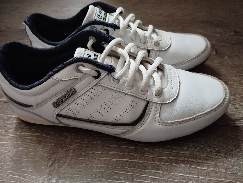 Кросівки шкіряні.