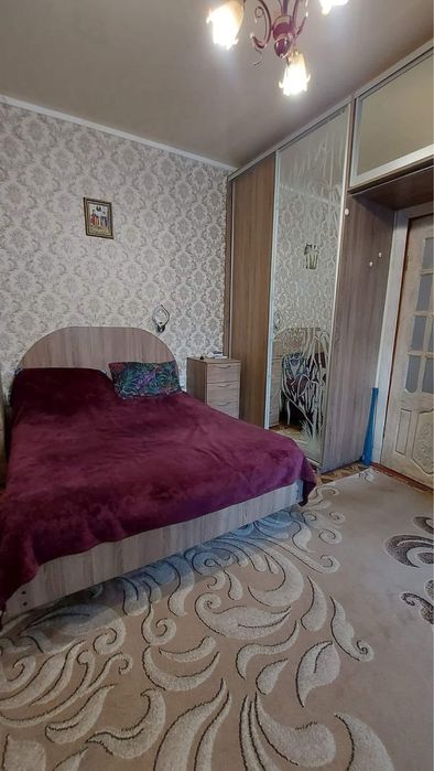 Продам 1/2 частину будинку з гаражем