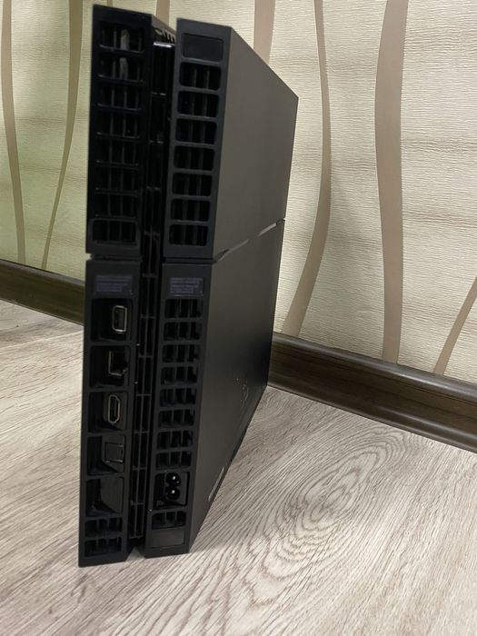 PlayStation 4 с двумя джостиками и диском гта