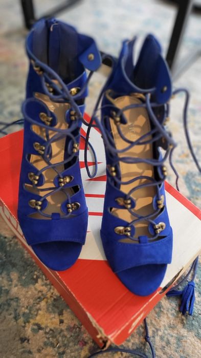 Niebieskie szpilki wiązane