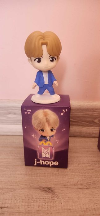 Іграшки BTS з макдональса