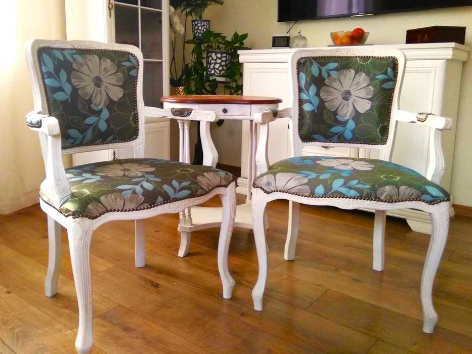 Komplet białych mebli wypoczynkowych sofa + fotele