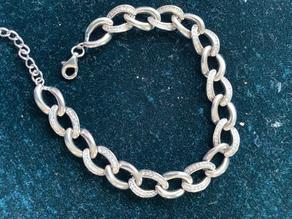 Срібло , сережки , браслети , ланцюжки .