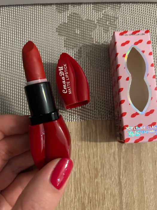 Szminka odcień ciemny intensywny czerwony sexi mocna czerwień