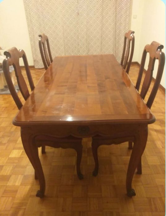 Conjunto de mesa e 4 cadeiras