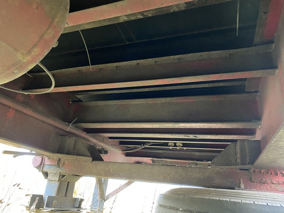 Напівпричіп-зерновоз контейнеровоз,на ходу можливий обмін,