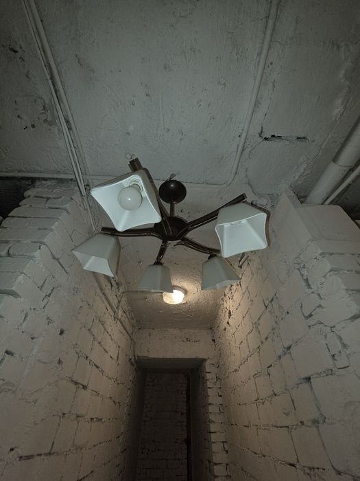 Lampa sufitowa z możliwością ustawiania ramion