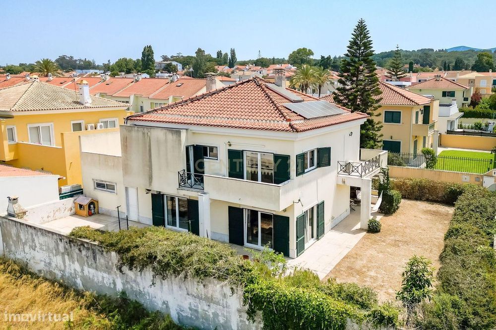 Moradia T5 isolada, implantada num lote de terreno com 466 m², situada