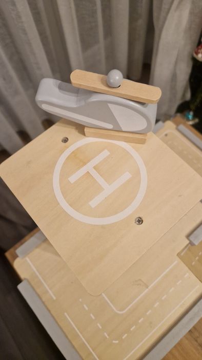 Drewniany garaż z windą.