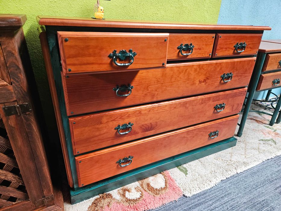 Cómoda em madeira maciça com acabamento em ferro - ópti