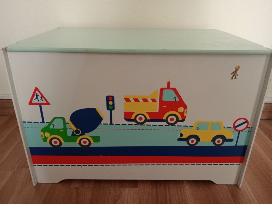 Baú de madeira para quarto de bebê