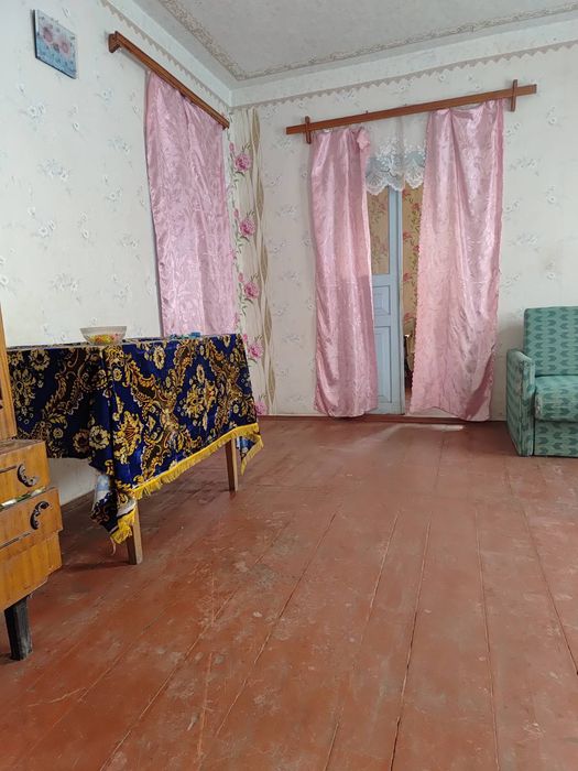 Продам будинок в центрі села Русанів.