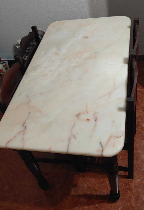 Mesa refeição com tampo em mármore e 4 cadeiras