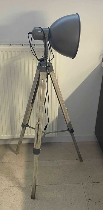 Lampa podłogowa w stylu industrialnym