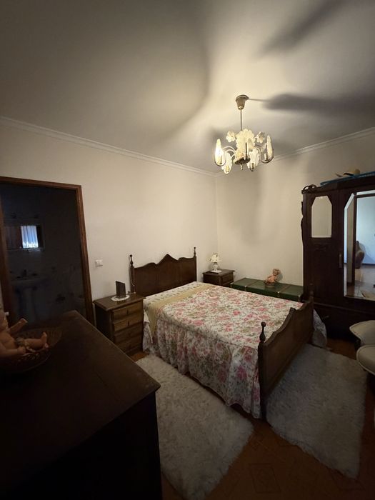 T1 em r/ch de casa habitada