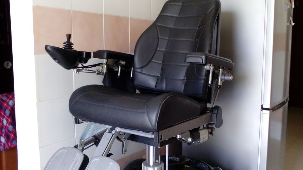 Vendo cadeira de rodas eletrica