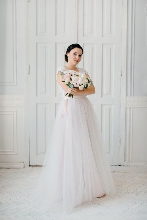 Пудровое свадебное платье