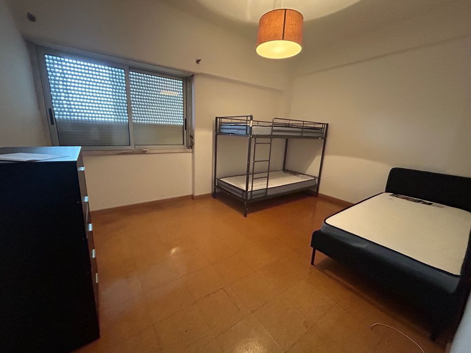 Arrendo cama em quarto partilhado ou de casal