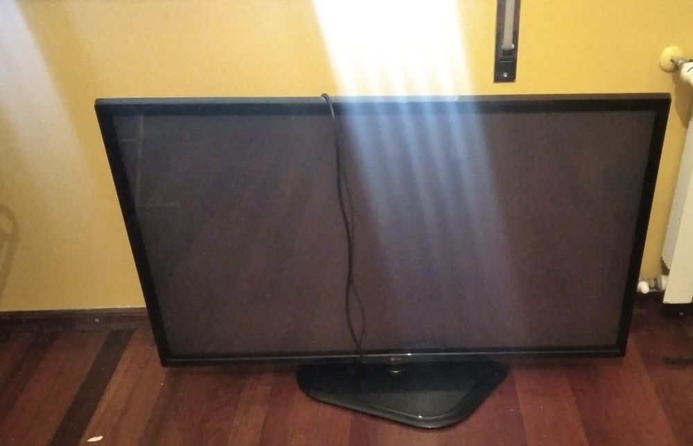 Televisao LG o suporte de baixo  sai