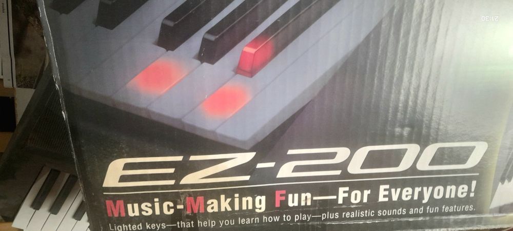 Teclado luminoso Yamaha EZ-200 com Suporte, 61 teclas iluminadas