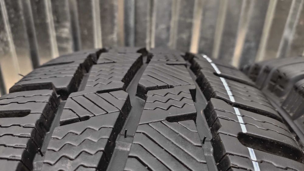 шини 215/70R15C Michelin 10мм. 2025р.