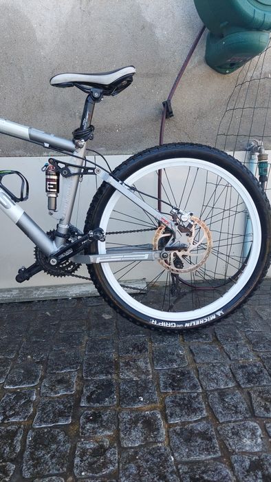 Bicicleta BTT Focus suspensão total
