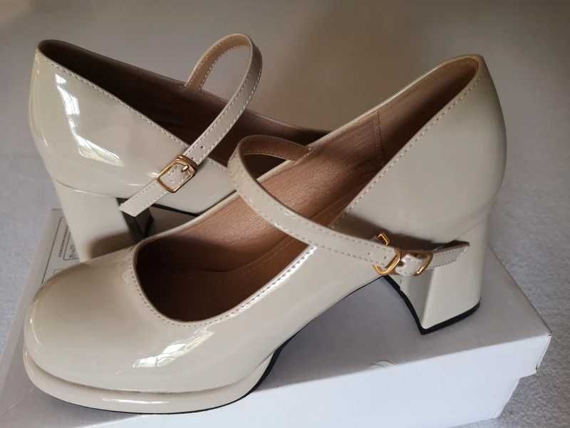 Sapatos senhora de salto largo