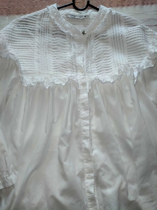 Camisa branca c/folhos