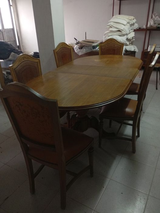Vendo mesa 8 cadeiras muitas bonitas bom estado