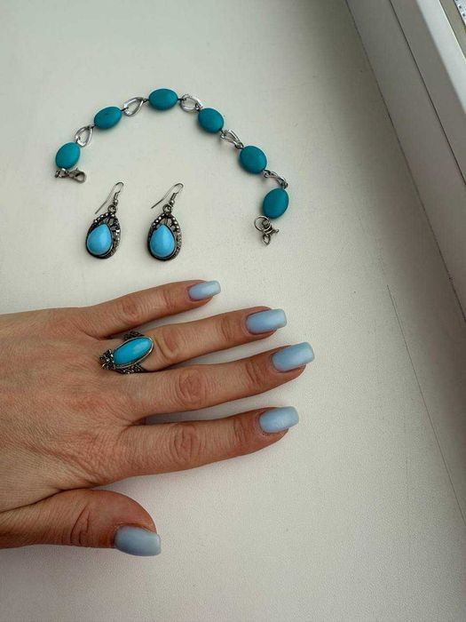 Прикраси блакитного кольору, підійде для костюма принцеси