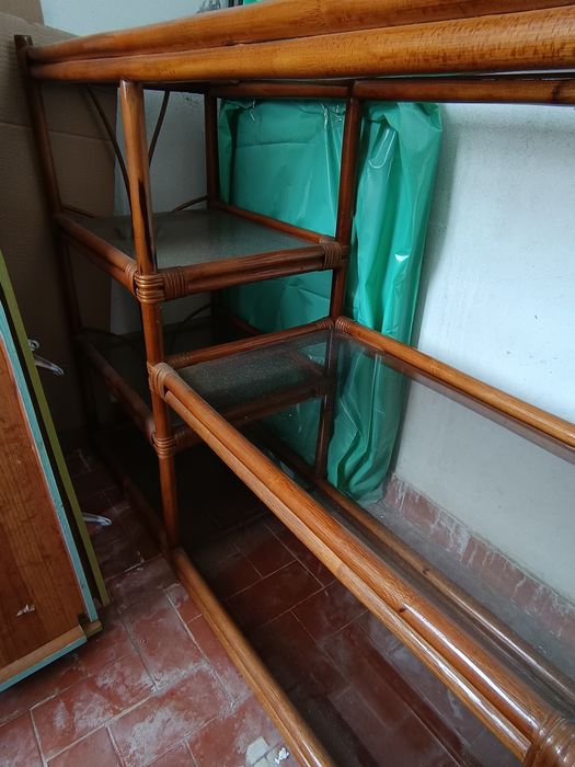 Estante bambu e vidro