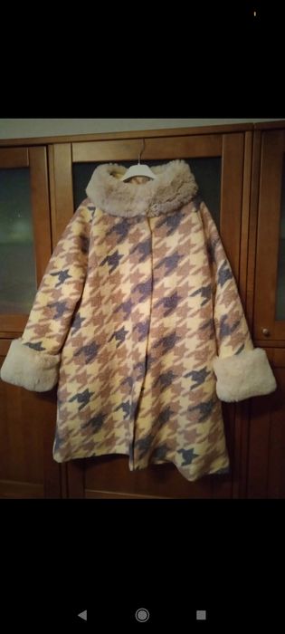 Casaco todo forrado com pêlo nos punhos e na gola